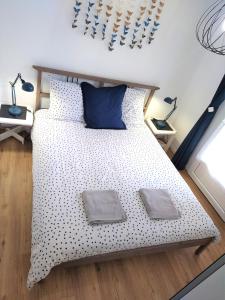 een slaapkamer met een groot bed met 2 lampen bij Les Gîtes d'Angres - gîte n°2 in Angres