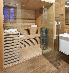 ein Badezimmer mit einer Sauna mit einer Dusche und einem Waschbecken in der Unterkunft Na jelení stezce in Chřibská