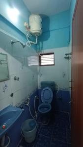 耶勒幾里的住宿－HILL VIEW HOTELS，蓝色的浴室设有卫生间和水槽