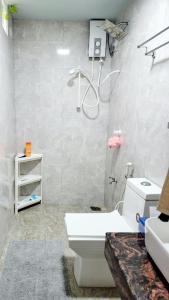 uma casa de banho com um chuveiro, um WC e um lavatório. em Amore Apartment, Maldives em Dhangethi