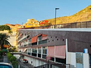 un edificio con balconi sul lato di Laurent Suite a Santa Cruz de Tenerife