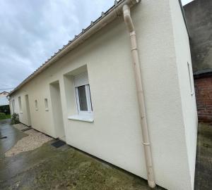 un tuyau sur le côté du bâtiment dans l'établissement Appart’ Cosy (E) proche Paris/Roissy CDG, à Tremblay-en-France