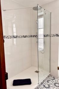 baño con cabina de ducha con puerta de cristal en Chez Myriam en Orgeval