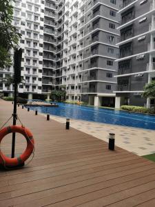 un gran edificio con una piscina frente a él en Shore 3 tower 2 mall of Asia en Manila
