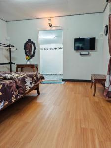 TV a/nebo společenská místnost v ubytování NASHA ROOMSTAY