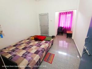 1 dormitorio con cama y ventana rosa en TAJ HERITAGE Hotel And Restaurant -call 94353-5O876 en Jorhāt