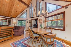 Χώρος καθιστικού στο Peaceful Pines