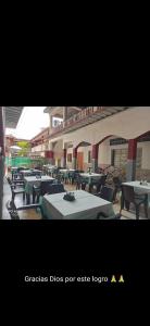 a group of tables and chairs in a restaurant at Hotel los Mangostinos calle 7 número 5-26 frente al expreso Bolivariano in Mariquita