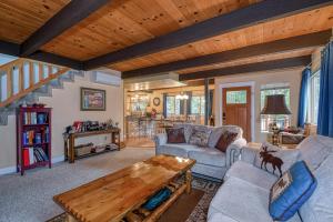 a living room with a couch and a coffee table at Retreat to Paradise in Arnold