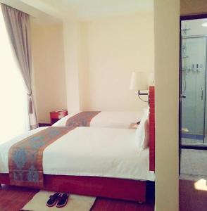 ein Hotelzimmer mit 2 Betten und einem Fenster in der Unterkunft Armah International Hotel in Aksum