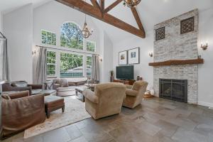 a living room filled with furniture and a fireplace at Yellowdog Inn in Arnold