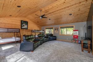 een woonkamer met een houten plafond en een stapelbed bij Hiawatha Hideaway in Camp Connell