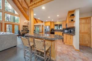 una gran cocina con una gran isla en una casa en Big Timber Lodge, en Arnold