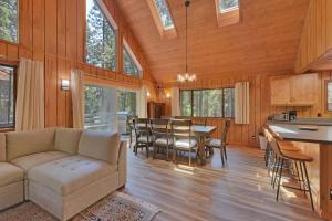 een woonkamer met een bank en een tafel met stoelen bij Mountain Gem in Dorrington