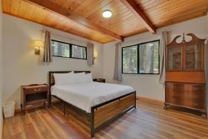 een slaapkamer met een bed en een houten plafond bij Mountain Gem in Dorrington