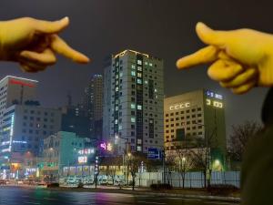 Blick auf eine Stadt in der Nacht mit Gebäuden in der Unterkunft Eunhasu D&M Residence Cheongcho 3 in Daejeon