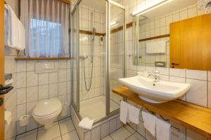 Koupelna v ubytování Hotel Bellwald + 119 fotografií