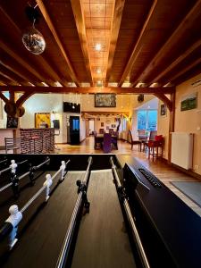 - une salle avec un billard et des billes de ping-pong dans l'établissement Gîte rural Le Péché Mignon, à Lignol-le-Château