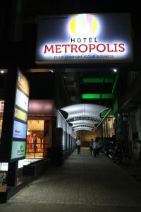 un cartel de hotel metropolis en un centro comercial en Hotel Metropolis en Hubli