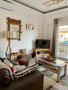 ein Wohnzimmer mit einem Sofa und einem Tisch in der Unterkunft Piles Playa Beach Apartment in Piles