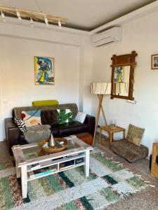 ein Wohnzimmer mit einem Sofa und einem Couchtisch in der Unterkunft Piles Playa Beach Apartment in Piles