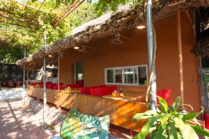 ein Restaurant mit roten Stühlen vor einem Gebäude in der Unterkunft Cat Ba Mountain View Homestay in Cát Bà