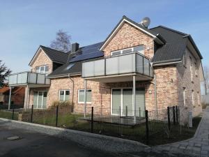 une grande maison en briques avec un toit en métal dans l'établissement Ferienwohnung Seedune, à Fehmarn