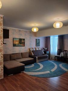 un soggiorno con divano e tappeto di Parusa Maklaia a Baturyn