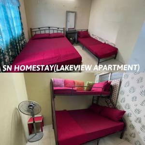 sypialnia z 2 łóżkami piętrowymi w pokoju w obiekcie SN HOMESTAY (BATU CAVES) w mieście Batu Caves
