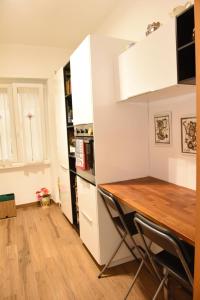 een keuken met een tafel en stoelen in een kamer bij Camera e cameretta con bagno privato in Rome