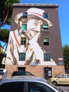 een muurschildering aan de zijkant van een gebouw bij Camera e cameretta con bagno privato in Rome
