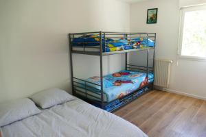 een slaapkamer met 2 stapelbedden en een bed bij Disneyland Paris, appartement 70m², parking privé in Serris