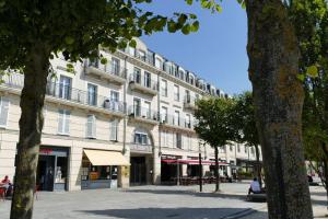 a large white building with a street in front of it at Disneyland Paris, appartement 70m², parking privé in Serris