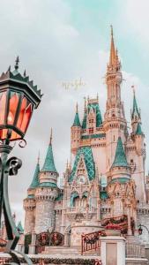 een kasteelgebouw met een klokkentoren erop bij Hello Disneyland Paris in Bussy-Saint-Georges