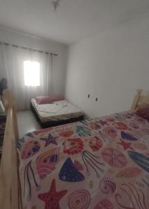 una camera con due letti e un copriletto con stelle di Morada de Angatu a Itanhaém