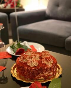 a table topped with a cake on top of a table at حيات الفرسان الفندقية in Al Qurayyat