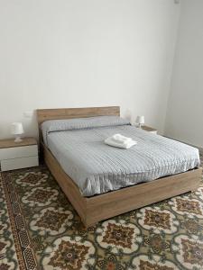 una camera con un letto con due comodini e due tavoli di ConTe Mami a Palo del Colle