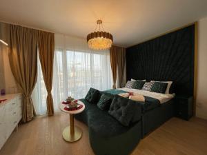 Un dormitorio con una cama grande y una lámpara de araña. en Belgrade Waterfront Luxury Apartment, en Belgrado