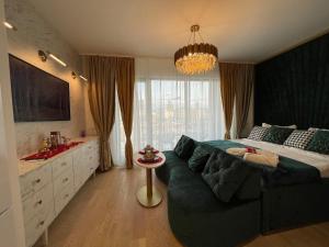 貝爾格勒的住宿－Belgrade Waterfront Luxury Apartment，一间卧室配有一张大床和一个吊灯。