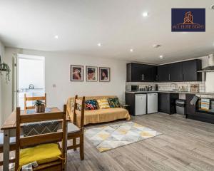 sala de estar con cama y cocina en Swan House Apartment 9 - 2 Bed Apartment - Sleeps 6 - Free Parking - Liverpool - close to city centre - By ALL ELITE STAYS en Liverpool