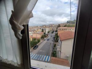 una ventana con vistas a una calle de la ciudad en Dimora Buglio 2, en Valguarnera Caropepe