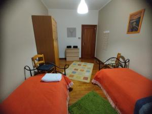 Habitación con 2 camas en una habitación en Dimora Buglio 2, en Valguarnera Caropepe