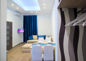 ein Wohnzimmer mit einem Tisch, Stühlen und einem Sofa in der Unterkunft Focus Point Apartments in Budapest