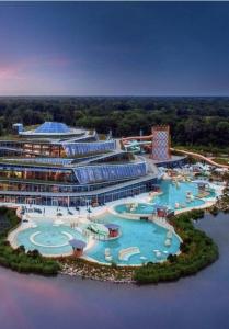 een luchtzicht op een resort met meerdere zwembaden bij Hello Disneyland Paris in Bussy-Saint-Georges