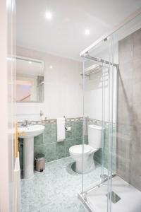 łazienka z toaletą i umywalką w obiekcie Apartamentos GO - Único Sentido w mieście Tordesillas