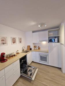 A kitchen or kitchenette at Appartement 3 chambres, 9P, Hyper centre Disney
