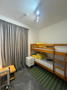 Katil dua tingkat atau katil-katil dua tingkat dalam bilik di Lovely CroydonCentral apartment