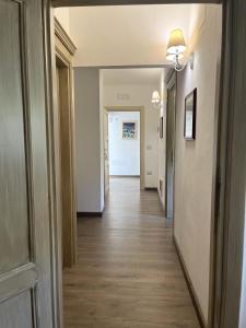 pusty korytarz z hallwayngthngthngthngthngthngthngthngthngthngthngthnh w obiekcie HOTEL CAMPO STELLA w mieście Leonessa