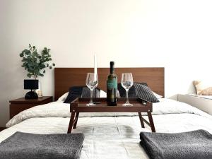 un letto con tavolo, bottiglie di vino e bicchieri di DMOWSKIEGO 19C- Self Check-In 20h ~ LIFT a Breslavia