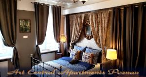 1 dormitorio con cama con dosel y cortinas en Art Apartments, en Poznan